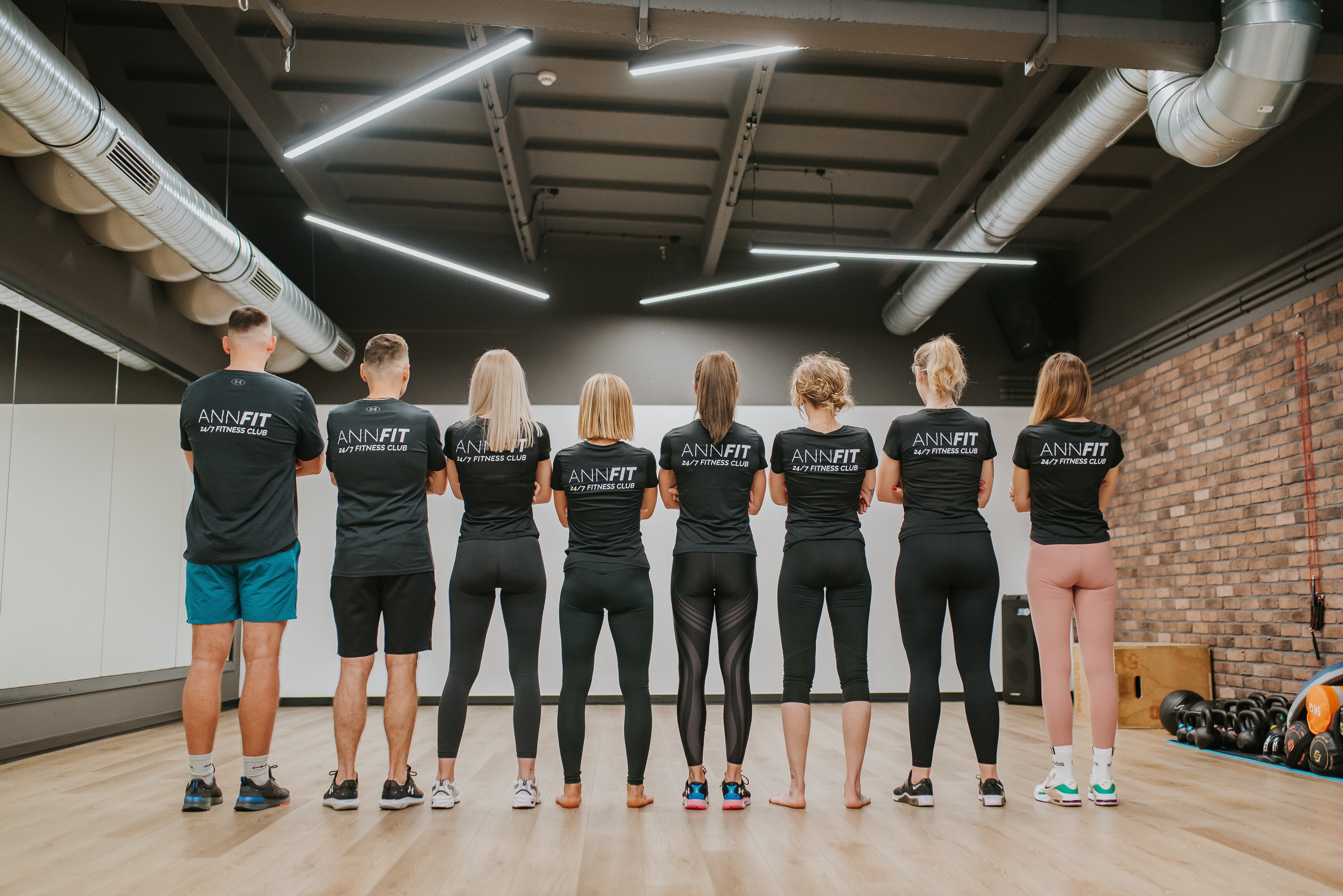 Zespół ANNFIT w koszulkach klubowych w studio fitness